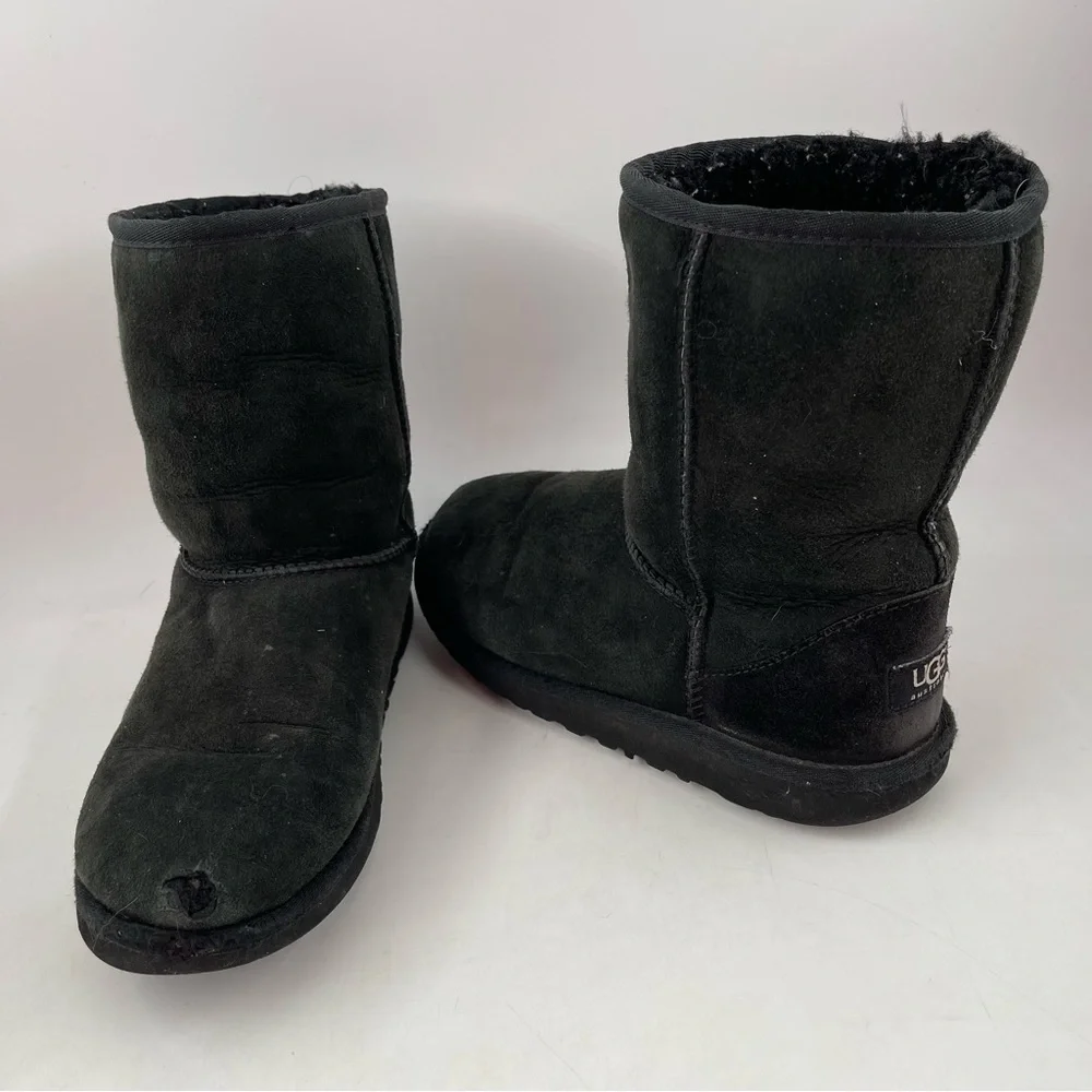 Ugg Kids Classic Short II- Size 6 Y -Black Sheepskin Winter Boots